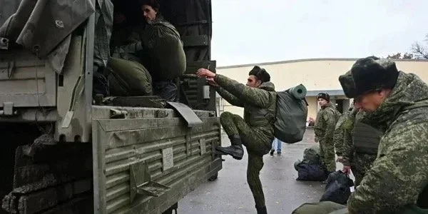 Російські солдати сідають у вантажівку під час прихованої мобілізації