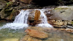 Дівочі сльози — чарівний водоспад Карпат і його легенди