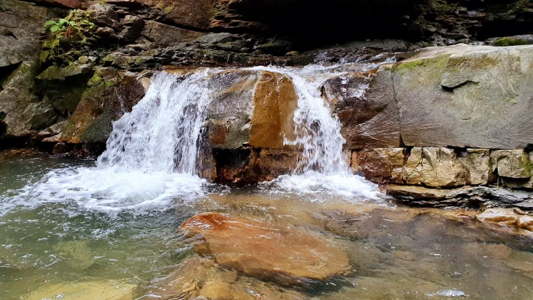 Дівочі сльози — чарівний водоспад Карпат і його легенди