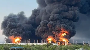 Пожежа та густі клуби диму на авіабазі в Енгельсі після атаки дронів ЗСУ