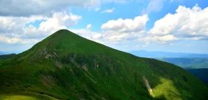 Гора Ігрець: стрімка вершина Карпат з панорамою Чорногори та автентичною полониною