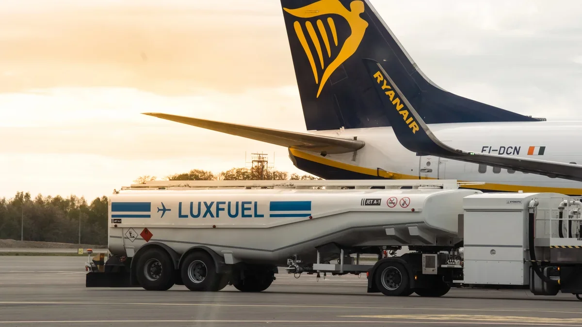Цистерна Luxfuel заправляє літак Ryanair на тлі ризику дефіциту авіапалива в Європі
