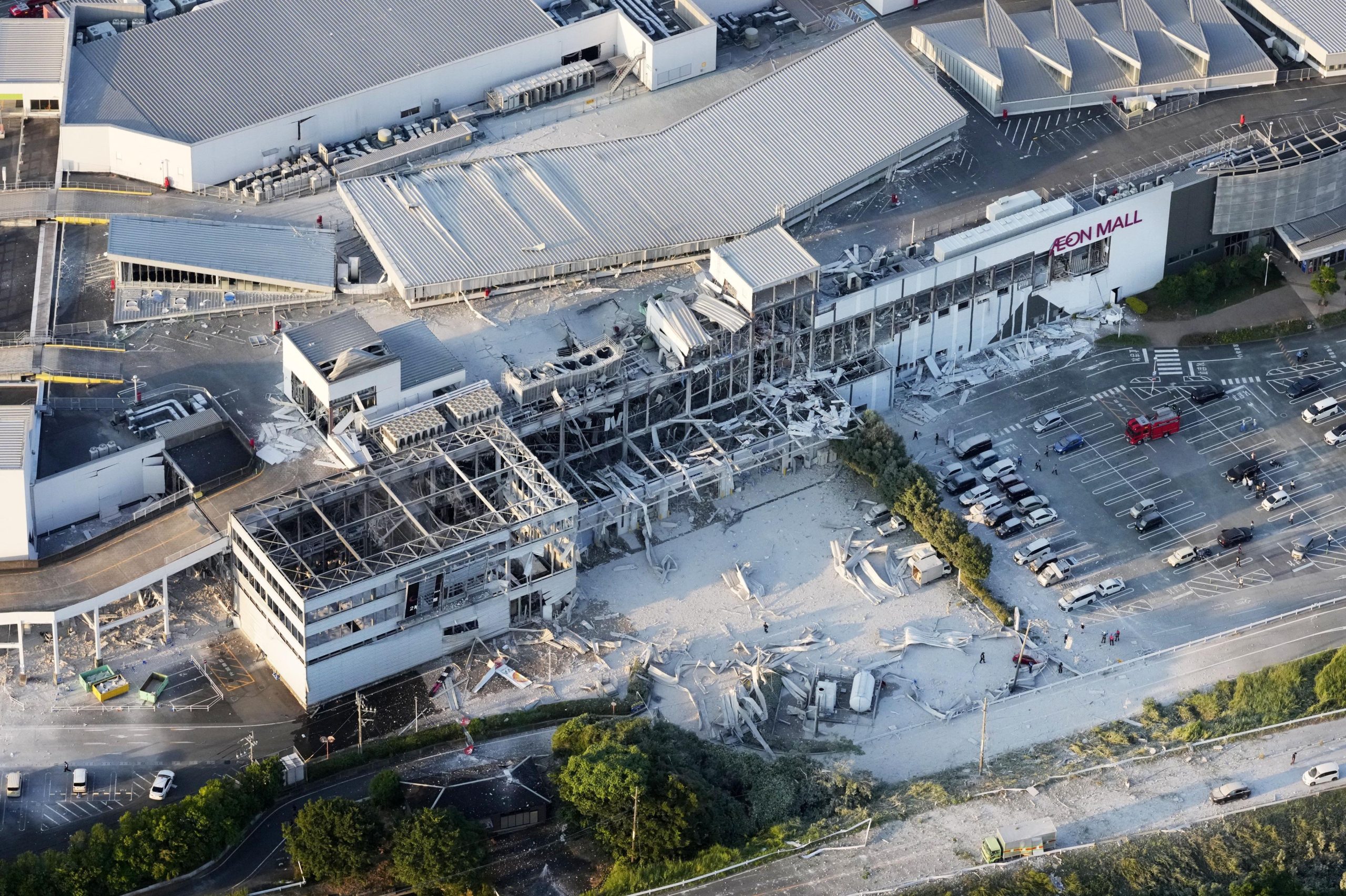 Аерофото обваленого другого поверху Aeon Mall у Касімі після землетрусу
