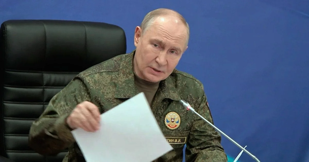 Володимир Путін у камуфляжній формі тримає документ під час виступу щодо масштабної мобілізації в Росії