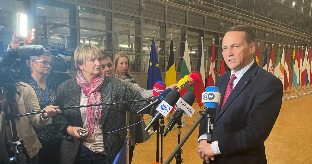 Радослав Сікорський на прес-конференції попереджає про провокацію РФ з дронами