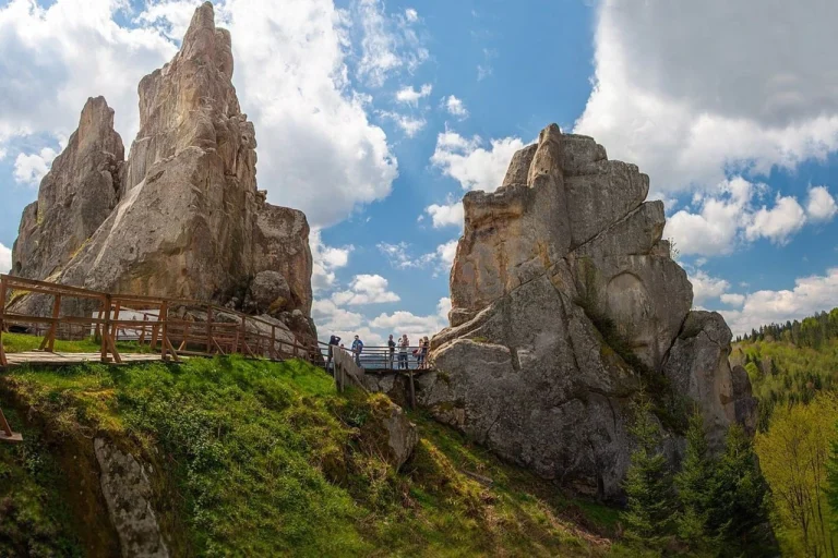 Урич — село з фортецею Тустань і світовою славою
